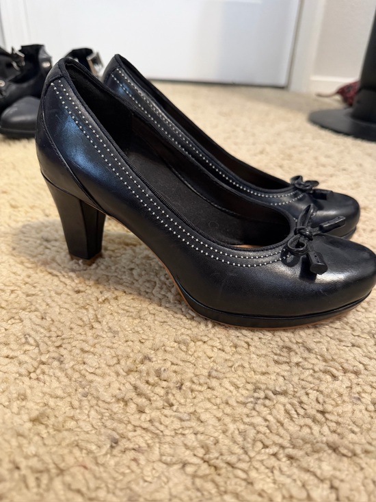 Shoes - Clark's Artisan Leather Clerk Pumps Size 5.5 in Black